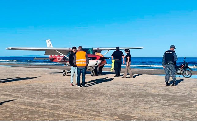 La avioneta Cessna descansa sobre la arena de la playa de Médanos de Solymar tras un aterrizaje de emergencia