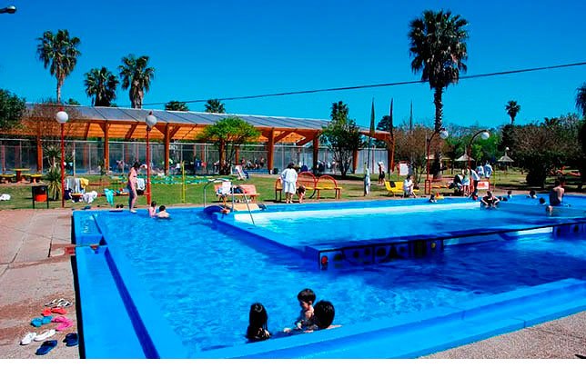 Piscina de aguas termales en el complejo de Daymán